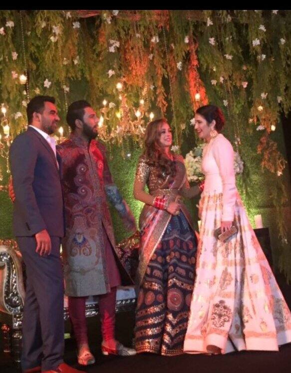 टीम इंडिया के स्टार खिलाड़ी युवराज सिंह 30 नवंबर (चण्डीगढ़) और 2 दिसंबर (गोवा) को अभिनेत्री हेजल कीच के साथ शादी के बंधन में बंधे. जिसके बाद 6 दिसंबर को संगीत और 7 दिसंबर को दिल्ली स्थित छत्तरपुर में एक भव्य रिसेप्शन रखा गया था. यहां क्रिकेट जगत से लेकर बॉलीवुड जगत के कई दिग्गज पहुंचे थे जिसकी तस्वीरें सोशल मीडिया पर जमकर वायरल हुईं. आगे तस्वीरों में यह भी देखें कि युवी के लिए क्या लेकर आए थे कप्तान धोनी... आगे देखिए रिसेप्शन और संगीत की कुछ चुनिंदा तस्वीरें... (तस्वीरें: Twitter- Yuvraj Singh World, Team Yuvraj Singh, Captains, dhoniweekly Instagram)