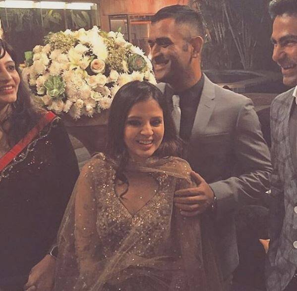 युवराज के इस रिसेप्शन पार्टी में धोनी पत्नी साक्षी संग पहुंचे थे. आगे देखें गिफ्ट देते हुए की फोटो... (तस्वीरें: Twitter- Yuvraj Singh World, Team Yuvraj Singh, Captains, dhoniweekly Instagram)