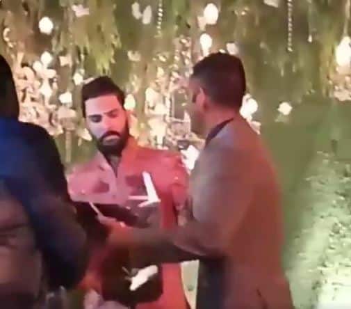 तस्वीर में आप देख सकते हैं कि धोनी युवराज को गिफ्ट दे रहे हैं.  (तस्वीरें: Twitter- Yuvraj Singh World, Team Yuvraj Singh, Captains, dhoniweekly Instagram)