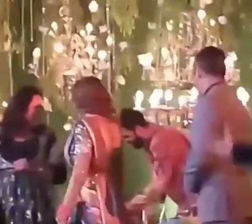 फोटो में युवराज को गिफ्ट रखते हुए देखा जा सकता है. धोनी युवराज के लिए यह गिफ्ट लाए थे. (तस्वीरें: Twitter- Yuvraj Singh World, Team Yuvraj Singh, Captains, dhoniweekly Instagram)