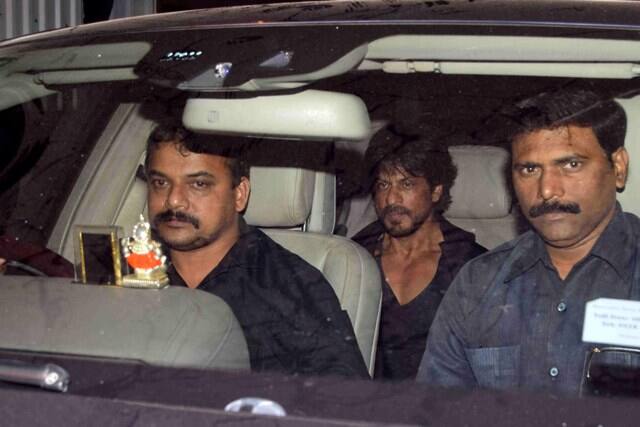 शाहरुख खान ने अपनी आने वाली फिल्म ‘रईस’ को लेकर एमएनएस प्रमुख राज ठाकरे से मुलाकात की है. शाहरुख की फिल्म ‘रईस’ में पाकिस्तानी अभिनेत्री माहिरा खान हैं जिस वजह से शाहरुख राज ठाकरे से मिलने पहुंचे. शाहरुख से मुलाकात के बाद राज ठाकरे ने कहा है कि जब तक भारत-पाकिस्तान के रिश्ते नहीं सुधरते तब तक माहिरा खान फिल्म का प्रमोशन नहीं करेंगी.
