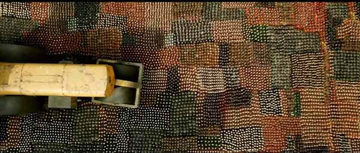 खबरों के मुताबिक मेकर्स ने इस सीन के लिए 60 हजार शराब की बोतलों का इंतजाम किया था जिसे नवाजुद्दीन सिद्दीकी ने रोडरोलर से कुचल दिया था. 