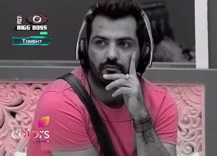 मनु घर के अंदर मोनालिसा और गौरव चोपड़ा को आपस में बाते करते हुए देखते हैं.