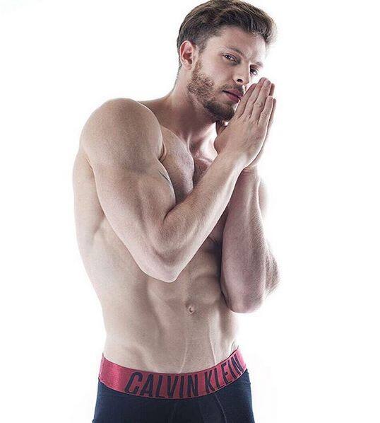 जब जेसन की तबीयत खराब होने लगी तब बिग बॉस ने उनके डॉक्टर को बुलाया. लेकिन जेसन ने दवा लेने से मना कर दिया.