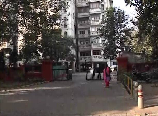 ब्लैकमनी के 'व्हाइट हाउस' से इनकम टैक्स की छापेमारी में 13 करोड़ 65 लाख रुपये बरामद हुए थे. जिनमें से दो करोड़ 60 लाख रुपए नए नोटों के हैं. तहकीकात में पता चला है कि इस रकम में एक पूर्वमंत्री और बड़े नेता की भी हिस्सेदारी हो सकती है. हालांकि, इस कमाई के साथ उस पूर्वमंत्री के सीधे-सीधे कनेक्शन का कोई ठोस सबूत अभी जांच अधिकारियों के हाथ नहीं लगा है. लिहाजा उसका नाम का खुलासा करने से सभी बच रहे हैं...आगे जानिए...