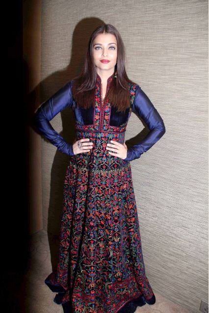 फिल्मों में हर रोल को परफेक्शन के साथ निभाने वाली एक्ट्रेस ऐश्वर्या राय बच्चन एक परफेक्ट स्टूडेंट भी हैं. ऐश्वर्या अपनी डांस टीचर लता के बुलावे पर वर्ल्ड कांग्रेस ऑफ़ डांस में हिस्सा लेने पहुंची. आगे की स्लाइड्स में जानें क्या हुआ खास जब ऐश्वर्या अपनी डांस टीचर से मिली...!