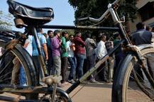 तीन दिन की छुट्टी के बाद आज खुले बैंक, आज भी लगी हैं लंबी लाइनें