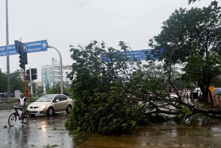 तमिलनाडु के तटवर्ती इलाक़े से टकराने के बाद चक्रवाती तूफ़ान वरदा आंध्र प्रदेश और पूर्वी कर्नाटक की तरफ बढ़ गया.