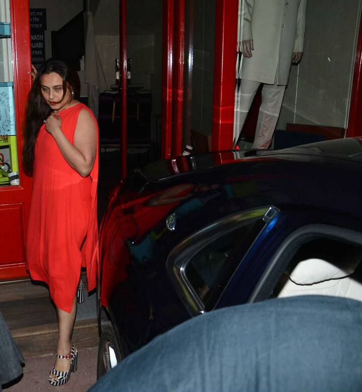 इस दौरान रानी मुखर्जी ने रेड कलर्स की ड्रेस के साथ ब्लैक हाई हील्स पहन रखा था. (Photo: Manav Mangalani)