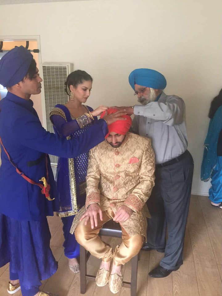 बता दें कि सनी लियोनी अपने भाई से बहुत करीब हैं. इस तस्वीर में सनी अपने भाई को पगड़ी बांधती हुई दिख रही हैं.