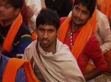 In Pics : नोटबंदी पर नया \'नाटक\', पंडित जी को गुरुदक्षिणा में दिए पुराने नोट और फिर...