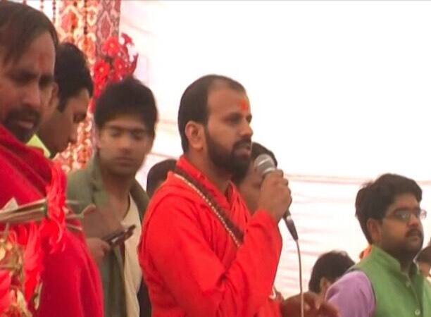 दरअसल, महायज्ञ के आयोजकों ने यहां आए ढाई हजार पंडितों को कैश में गुरु दक्षिणा देने का फैसला किया था. उन्हें हर पंडित को 35 सौ रूपये यानी साढ़े तीन हजार देने थे...आगे जानिए...