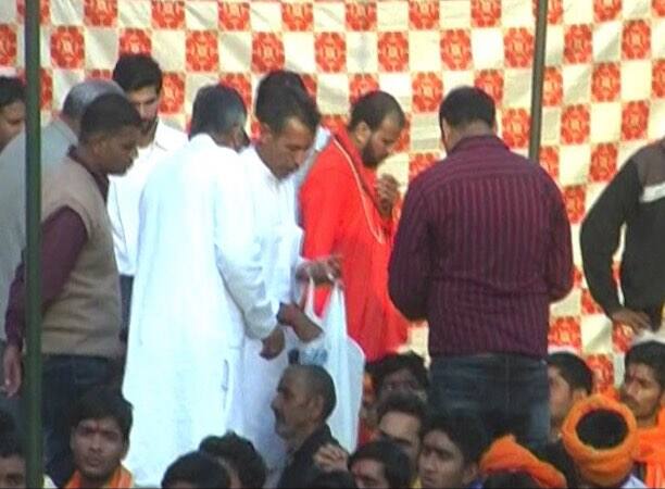 लेकिन जब गुरु दक्षिणा देने की बारी आई तो आयोजकों ने पंडितों को थमा दिए हजार और पांच सौ के पुराने नोट. फिर क्या था, गुरुदक्षिणा में मिले पुराने नोट से सारे पंडित जी इतने बौखला गए कि उन्होंने महायज्ञ के समापन पर हंगामा शुरू कर दिया...आगे जानिए...