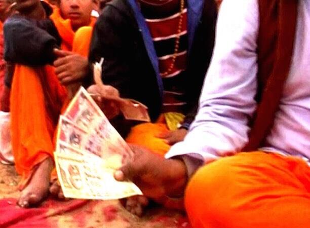 यहां जुटे पंडितों का आरोप है कि आयोजकों ने करीब 80 लाख रूपये के पुराने नोट पंडितों को गुरु दक्षिणा में बांट दिया. आयोजकों ने यही नहीं सोचा कि पंडित जी पुराने नोटों का क्या करेंगे...आगे जानिए...