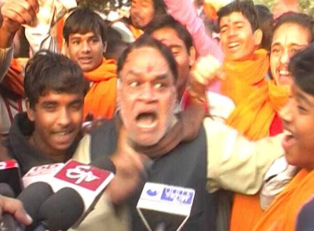 पंडितों के गुस्से से आयोजकों के हाथ पांव फूल गए. उन्होंने नाराज पंडितों को पुराने नोट को बदलने का आश्वासन दिया...आगे जानिए...