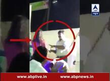 In Pics : नोटबंदी के बाद भी \'ठुमकों\' पर नेता जी ने जमकर लुटाए नोट, वह भी...