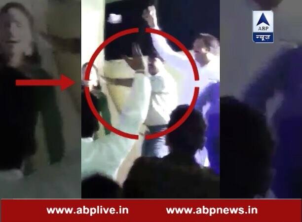 पूछताछ में ये बात सामने आई है कि मंच पर नाचने से पहले बीजेपी नेता कल्याण पटेल ने समारोह में लाए गए वीडियो कैमरे बंद करवा दिए थे. ताकि उनकी हरकत कैमरे में रिकार्ड न हो जाए. लेकिन, उन्हें क्या मालूम था कि इसी समारोह में आए एक युवक ने नेताजी की पूरी तस्वीर अपने मोबाइल फोन में कैद कर ली...आगे जानिए...