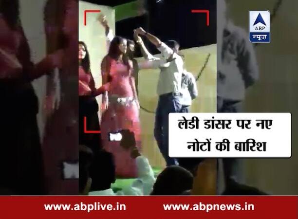 ये शुक्रवार रात धार जिले के घाटा-बिल्लौद में एक विवाह समारोह में आए थे. जब समारोह के दौरान मंच पर डांस शुरु हुआ तो नेताजी खुद को रोक नहीं पाए...आगे जानिए...