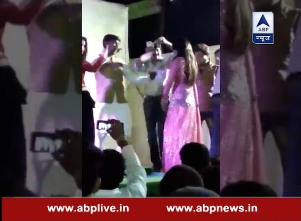 ये तस्वीर मध्यप्रदेश के धार जिले की है. इन तस्वीरों में डांसर्स के साथ मंच पर जो नेताजी दिख रहे हैं, उनका नाम है कल्याण पटेल. बीजेपी के जिला पंचायत उपाध्यक्ष हैं कल्याण पटेल...आगे जानिए...