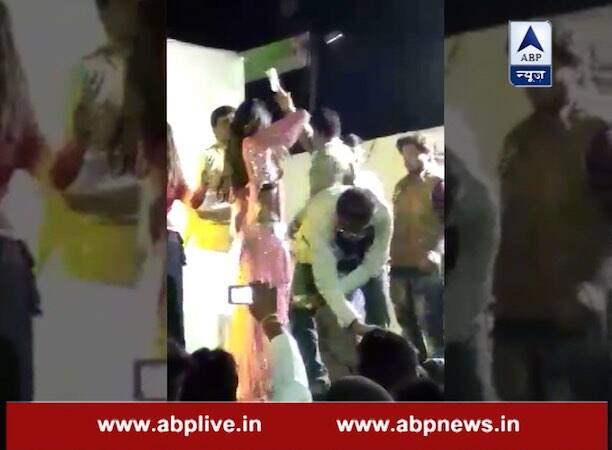 एक ओर जहां लोग नोटों के लिए परेशान हैं. बैंकों के सामने लंबी लंबी कतारें लगी हैं. लेकिन यहां न तो नोटों का रोना है, न नोटों की कमी. यहां तो नोटों की बारिश हो रही है...आगे जानिए...