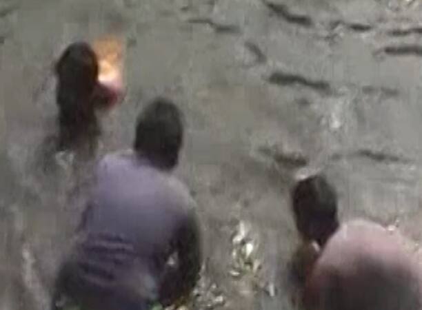 नोटों की तलाश में लोग गंदे पानी में उतर गए. बताने की जरूरत नहीं है कि इस गंदे और बदबूदार पानी में किसी कालेधन के कुबेर ने अपने पाप की कमाई को ठिकाने लगाया था...आगे जानिए...