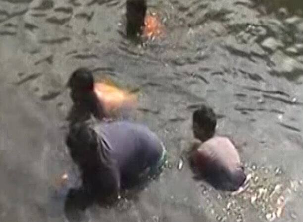 कीचड़ और गंदगी की परवाह किये बगैर इन लोगों ने बाकायदा नोटों का सर्च ऑपरेशन ही शुरू कर दिया...आगे जानिए...