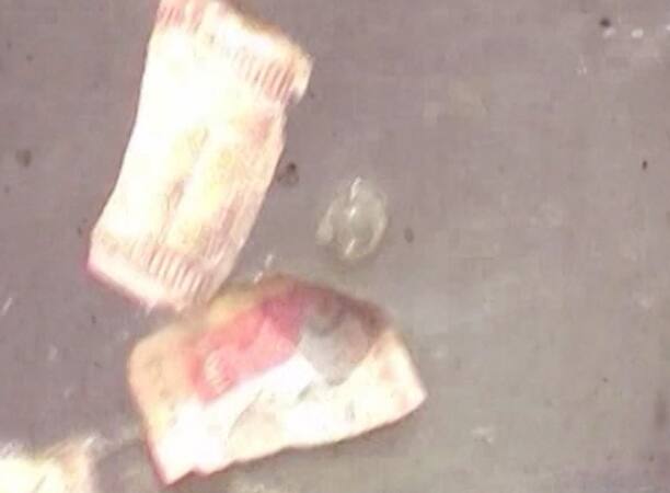 नोटबंदी के बाद काली कमाई को ठिकाने लगाने के कई दिलचस्प किस्से सामने आए. कहीं जुगाड़ से काले धन को बैंक में जमा करा लिया तो कहीं पर पैसों को दान-दक्षिणा में बांट दिया...आगे जानिए...