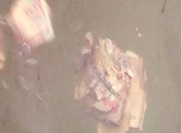 लेकिन, जब इतने से भी मामला सेट नहीं हुआ तो धन कुबेरों को पानी में बहाना पड़ा काली कमाई का खजाना.