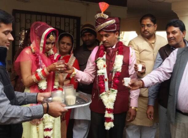 खास बात है इन 14 लोगों को दावत के रूप में चाय और समोसे दिए गए. शादी कराने वाले पंडित ने भी सिर्फ 11 रुपए की ही दक्षिणा ली.