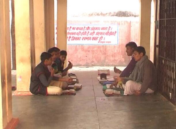 गाजियाबाद की इस शादी में दूल्हे और दुल्हन पक्ष से सिर्फ 14 लोग ही शामिल हुए.