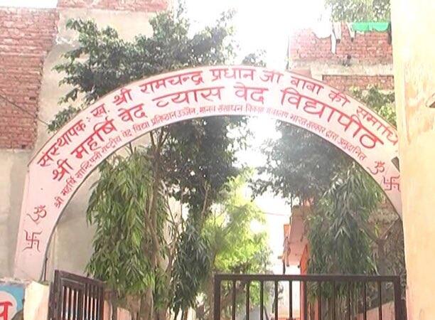  दोनों परिवारों ने भी दुल्हा-दुल्हन को एक एक जोड़ी कपड़े ही दिए. दूल्हे के मुताबिक पूरी शादी 10 हजार में हो गई.