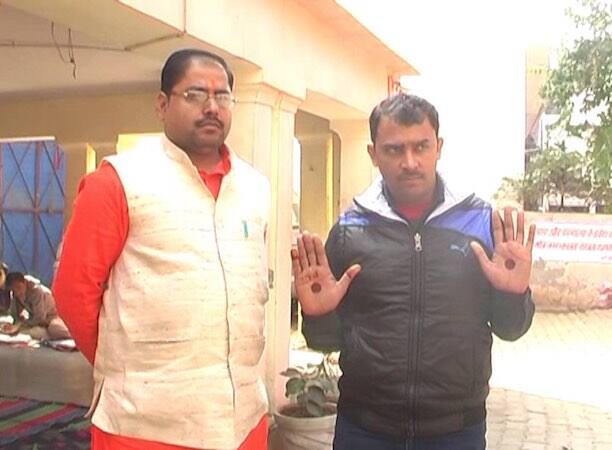  सरकार ने शादी वाली घरों को ढाई लाख रुपए निकालने की छूट दी थी लेकिन सैंकड़ों लोगों को इसमें मुश्किल आ रही है.