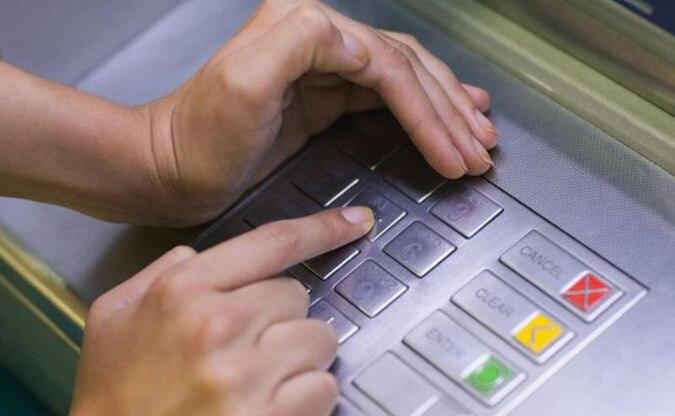 हम आपको आगाह कर रहे हैं कि ई-पेमेंट के वक्त सावधानी बरतें. वर्ना साइबर क्रिमिनल आपके बैंक खाते में सेंध लगाकर एक क्लिक से आपके बैंक अकाउंट को खाली कर सकते हैं. वो लोग आपकी रकम को अपने खाते में ट्रांसफर भी कर सकते हैं और उन पैसों से ऑनलाइन शापिंग भी कर सकते हैं. डिजिटल डकैत कैसे आपके बैंक अकाउंट में डाका मार सकते हैं अगर आप ये जान लेंगे तो इनसे बचने के उपाय अपनाएंगे तो आपका पैसा सुरक्षित रहेगा. जानें आगे की स्लाइड्स में जरूरी सावधानियां-