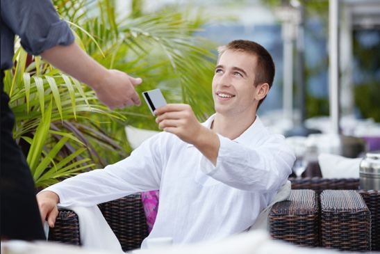 खरीददारी या बिल भुगतान के लिए आप अपना क्रेडिट कार्ड कैशियर को देते हैं और वो स्वाइप कार्ड जैसी दिखने वाली मशीन को स्क्रेच करता है. क्रेडिट कार्ड के मैग्नेटिक स्ट्रिप (पट्टी ) में गुप्त जानकारी मशीन में कॉपी हो जाती है. इस जानकारी के आधार पर या तो डुप्लीकेट क्रेडिट कार्ड बनाया जाता है या फिर क्रेडिट कार्ड की गुप्त जानकारी हैकरों को बेच दी जाती है. आपकी सीक्रेट डिटेल्स मिलते ही दुनिया में किसी भी कोने में बैठे ठग क्रेडिट कार्ड के जरिए पलक झपकते ही लाखों पर हाथ साफ कर सकते हैं. इससे बचने के लिए रेस्त्रां, बार, शॉपिंग करते समय दूसरों को ना देकर खुद जाकर स्वाइप कराएं.