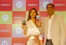 Oops: मोटोरोला एम के लॉन्च के दौरान परिणीति ने ढहाया हॉटनेस का कहर
