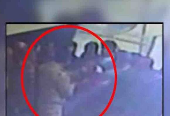 उत्तर प्रदेश: अपने पैसों के लिए बैंक में थप्पड़ भी खा रहे हैं लोग