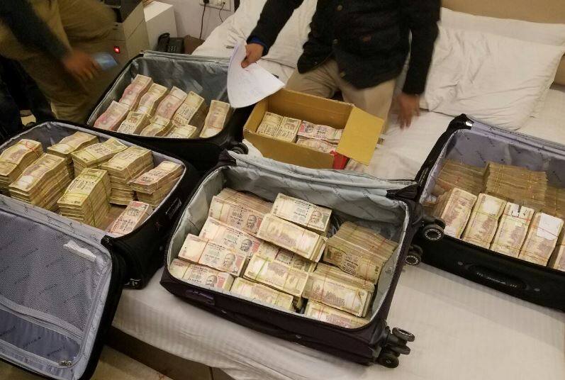 Rs 3 25 Crore In Old Notes Seized From A Hotel In Delhis Karol Bagh दिल्ली: होटल ‘तक्ष इन’ से 3.25 करोड़ बरामद, पांच लोग हिरासत में