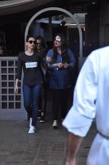 साथ लंच करने गईं दोनों बहनें करीना और करिश्मा