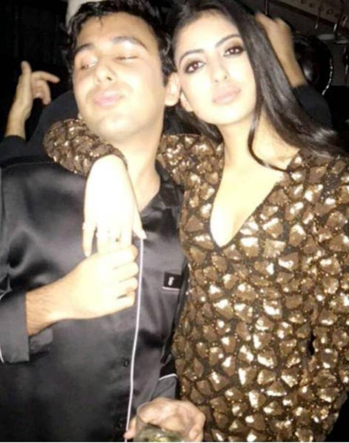 पार्टी के दौरान नव्या ने अपने दोस्तों के साथ जमकर मस्ती की.