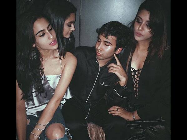 इस बर्थ-डे पार्टी में नव्या की करीबी दोस्त अलाविया मौजूद थीं. अलाविया मशहूर एक्टर जावेद जाफरी की बेटी हैं.