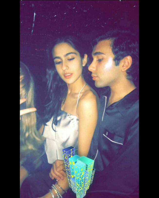 सैफ अली खान की बेटी सारा अली खान भी पार्टी में शामिल थीं. खबरों की माने तो सारा जल्द ही करण मल्होत्रा की कॉमेडी फिल्म में ऋतिक रोशन के साथ दिख सकती हैं.