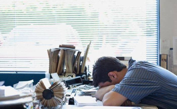 थकान होना- कई बार एनर्जी के कारण तो कई बार स्ट्रेस के कारण थकान होने लगती है. या फिर बहुत ज्यादा फीजिकल वर्क करने से भी थकान हो जाती है. ठीक से ना सोना, 6 से 8 घंटे की नींद ना लेना भी थकान का कारण हो सकता है लेकिन कई बार बहुत ज्यादा थकान किसी सीरियस हेल्थ इश्यू के कारण भी हो सकती है. कई बार थकान कैंसर, कोंजेस्टिव हार्ट फेल्योर, डायबिटीज, इंफेक्शन, किडनी या लीवर डिजीज के कारण भी होने लगती है. इतना ही नहीं, एनीमिया, डिप्रेशन, स्लिपिंग डिस्ऑर्डर या थॉयरॉयड ग्रंथि खराब होने की वजह से भी थकान होने लगती है. अगर आपको जरूरत से ज्यादा थकान महसूस होती है तो आप तुरंत डॉक्टर की सलाह पर चेकअप करवाएं.