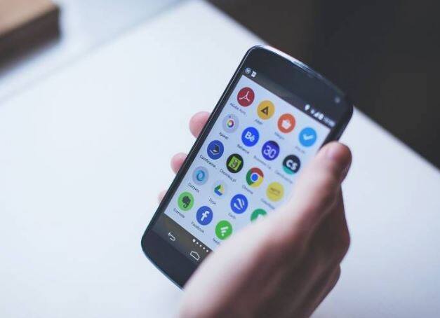 मैलवेयर एक ऐसा सॉफ्टवेयर होता है जो यूजर की सेंसटिव जानकारी चुरा कर डिवाइस को खराब कर देता है. ये सॉफ्टवेयर बिना यूजर की परमिशन के काम करता है.