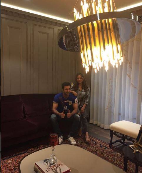 गौरी खान ने रणबीर के घर की दो तस्वीरें अपने इंस्टाग्राम अकाउंट से शेयर की हैं. दोनों तस्वीरों को देख सहज अंदाजा लगाया जा सकता है कि घर को बेहद ही करीने से सजाया गया है. तस्वीरों में रणबीर सोफे पर बैठे हुए दिख रहे हैं जबकि गौरी उनके बगल में बैठी हुई हैं. 