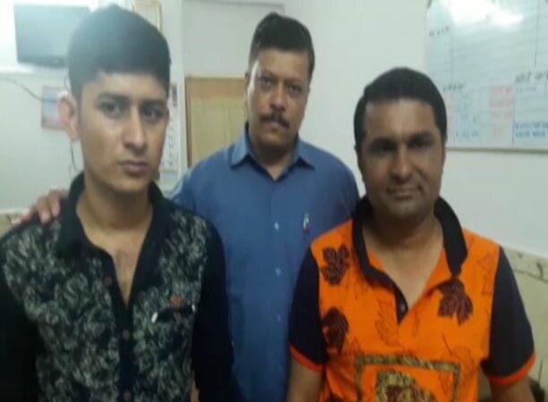 टैक्स चोरी करके भरी उनकी तिजोरियां अब भी करोड़ों रुपए की ब्लैकमनी उगल रही हैं. अपनी ब्लैकमनी को व्हाइट बनाने के लिए कुछ लोग अब हवाला कारोबारियों की मदद ले रहे हैं. कालेधन के कुबेरों और हवाला के इस नये नेटवर्क का भंडाफोड़ हुआ है, वो भी राजधानी दिल्ली में...आगे जानिए...