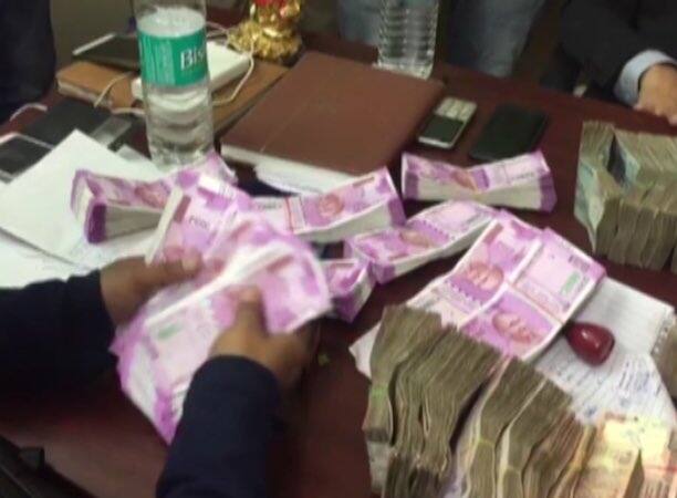 ये 3 करोड़ 25 लाख रुपए की ये रकम किसकी है..? इतने सारे पुराने नोट यहां तक कैसे पहुंचे ? ये नोट दिल्ली से इस होटल से कहां पहुंचने वाले थे? इन सब सवालों का चौंकाने वाला है...आगे जानिए...