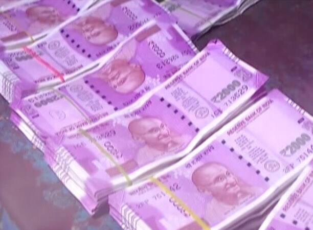 सूटकेसों में रखे 1000 और 500 रुपए के पुराने नोटों की ये गड्डियां भी 'ब्लैकगेम' का हिस्सा हैं. जो कालेधन के कुबेर पुलिस और इनकम टैक्स डिपार्टमेंट की आंखों में धूल झोंककर खेल रहे हैं. 1000 और 500 रुपए के ये पुराने नोट बैन हो चुके हैं. लेकिन, नोटों की ये खेप बता रही है कि काले कुबेरों के खजाने अभी पूरी तरह खाली नहीं हुए हैं...आगे जानिए...