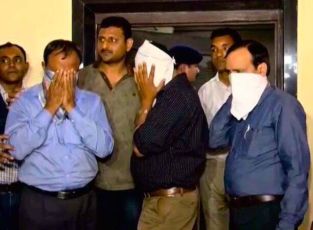 करोलबाग में बने होटल 'तक्ष इन' में नोटों की अदलाबदली का सबसे बड़ा नेटवर्क चल रहा था. 1000 और 500 रुपए के पुराने नोटों की गड्डियां भी दिल्ली के 'तक्ष इन' होटल से बरामद हुई हैं. इस होटल के कमरा नंबर 202 और 206 में 3 करोड़ 25 लाख रुपए की पुरानी करेंसी रखी गई थी...आगे जानिए...