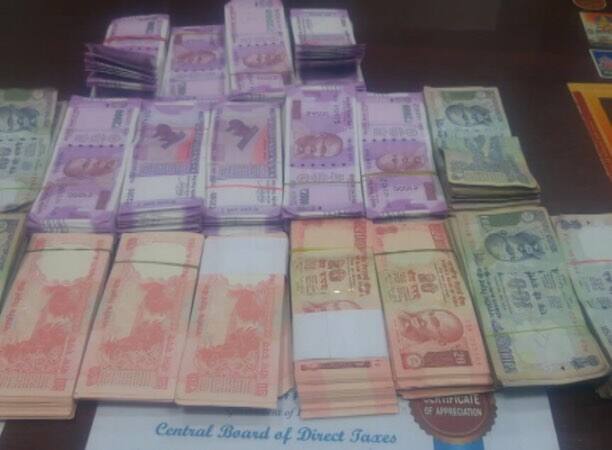 दिल्ली पुलिस की क्राइम ब्रांच और इनकम टैक्स की ज्वाइंट टीम ने ज्वाइंट ऑपरेशन करते हुए इस होटल के कमरा नंबर 202 और 206 से पांच लोगों को पकड़ा है. वो पांचों लोग मुंबई से आकर यहां ठहरे हुए थे...आगे जानिए...