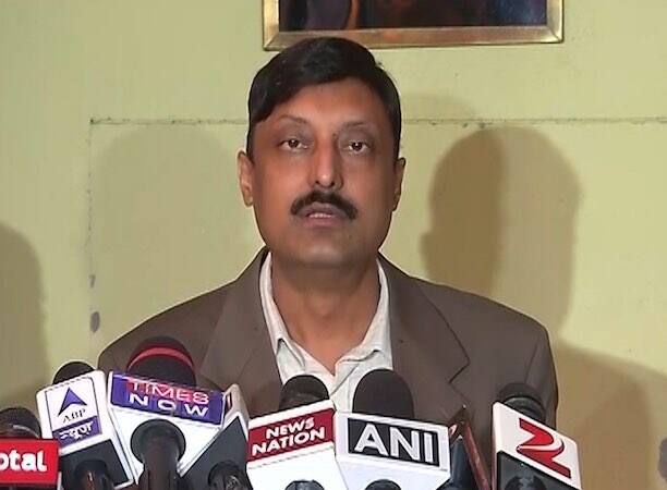 पुलिस के मुताबिक ये लोग ब्रीफ़केस में नोटों के बंडल को पहले डबल टेप से बैग की तली में चिपका देते थे. फिर उनको फॉयल में लपेटते थे, इस तरह कई बण्डल बनाये जाते थे. उनके साथ बाद में टेलीफोन की तार आदि रख देते थे ताकि अगर कोई पूछे तो बोल देते थे कि टेलीफोन का सामान है. ये ब्रीफकेस चेक इन फैसिलिटी के जरीये ले जाते थे. इसी तरह 3 से 5 बार फ्लाइट के जरिये हवाला का पैसा मुम्बई पहुंचाया जा चुका है...आगे जानिए...(*तस्वीर : रविंद्र यादव, ज्वाइंट सीपी क्राइम ब्रांच)